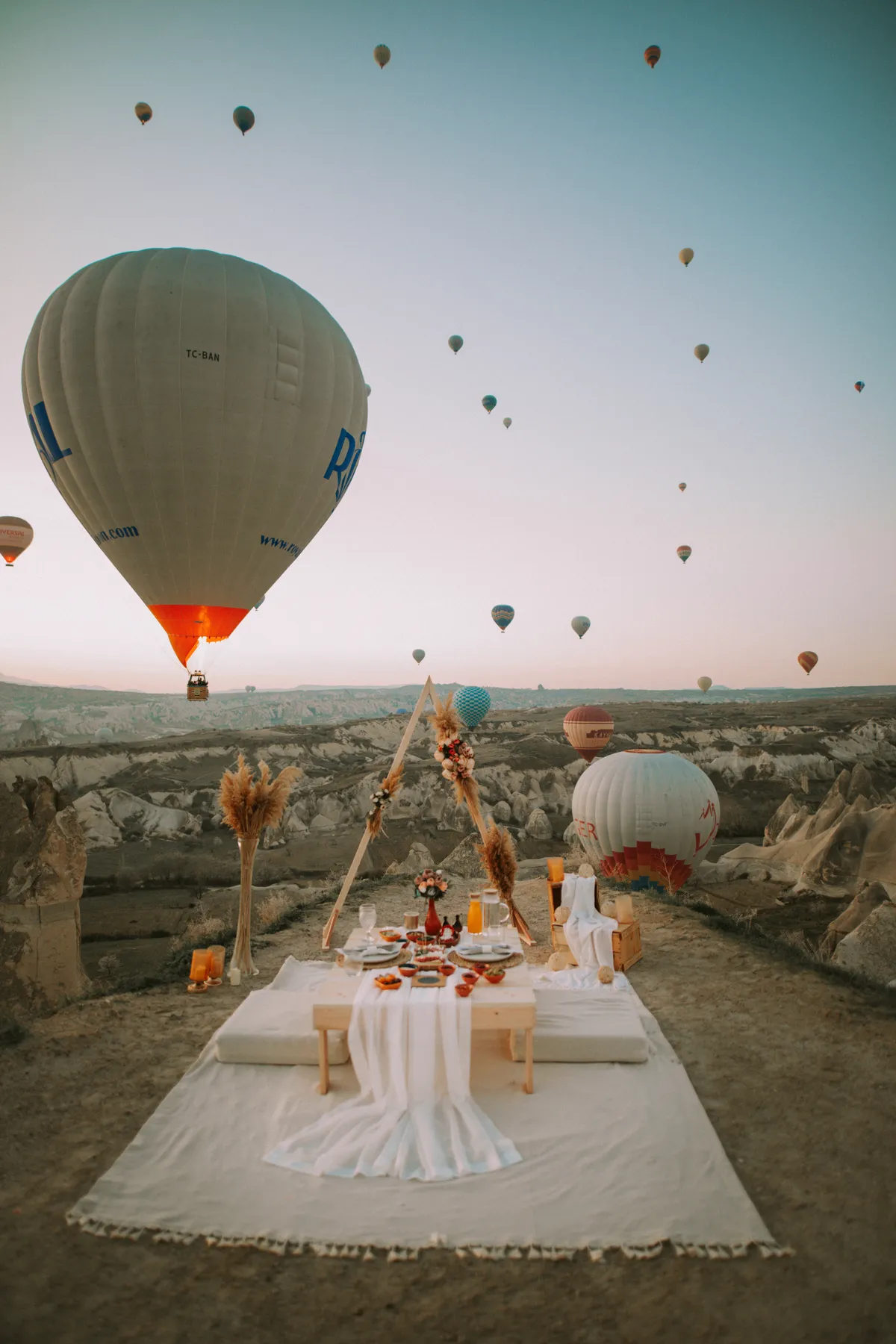 Yakindan gecen sicak hava balonu ve onunde kurulu teklif alani