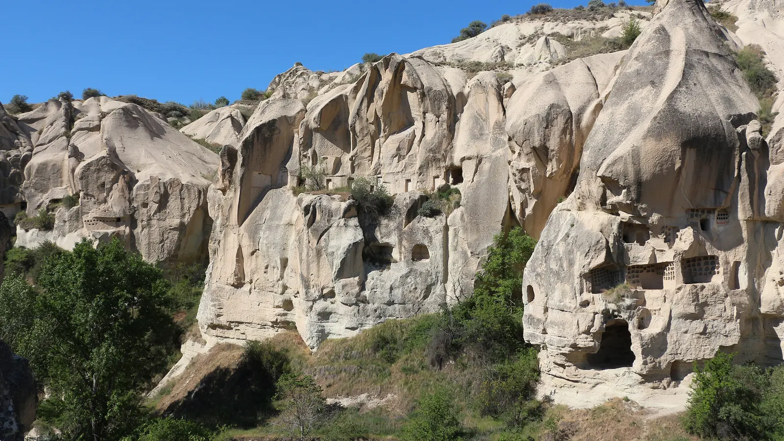 Göreme'de kaya oluşumları ve vadi manzarası.