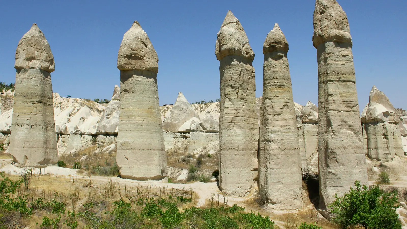 Aşk Vadisi'nde dikey kaya formasyonları ve vadi manzarası.