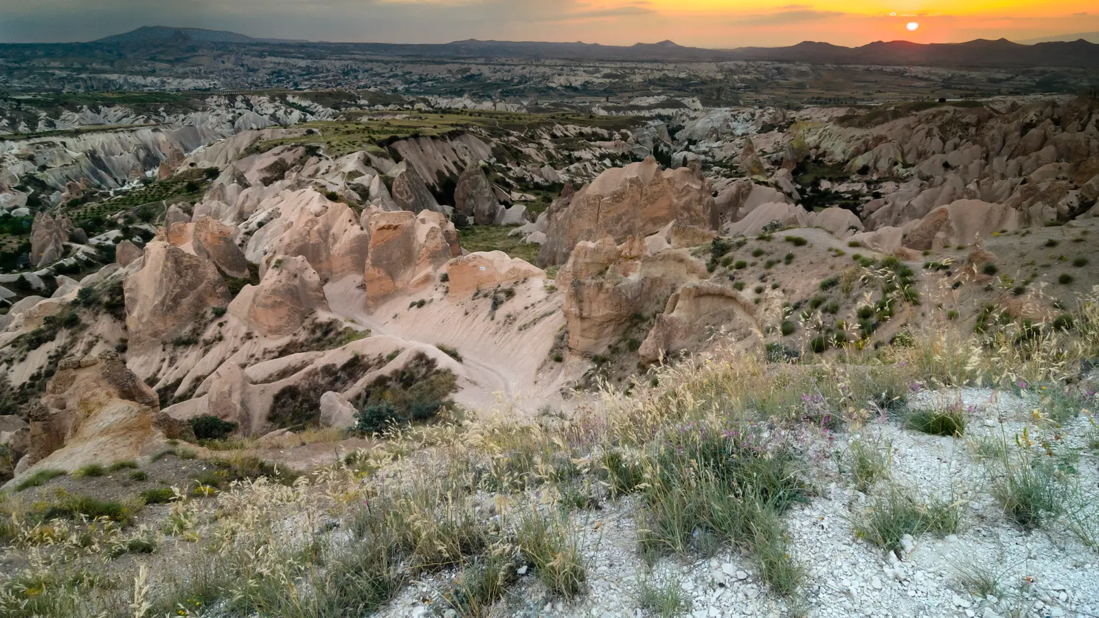 Kapadokya'da geniş manzara, gün batımında.