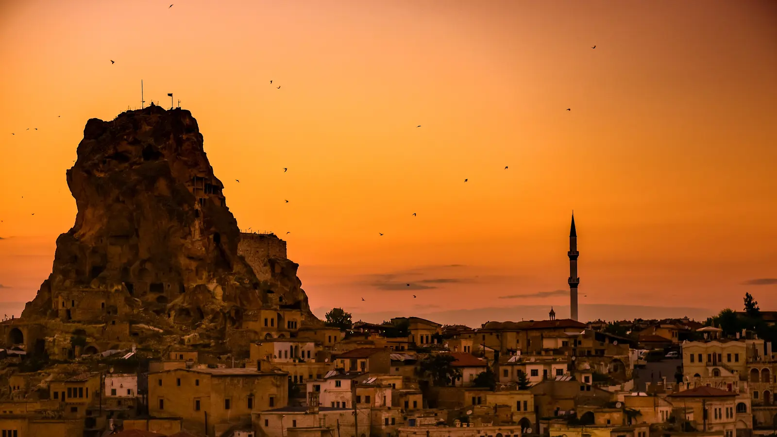 Kapadokya'da kaya oluşumları ve vadi manzarası, gün batımında.
