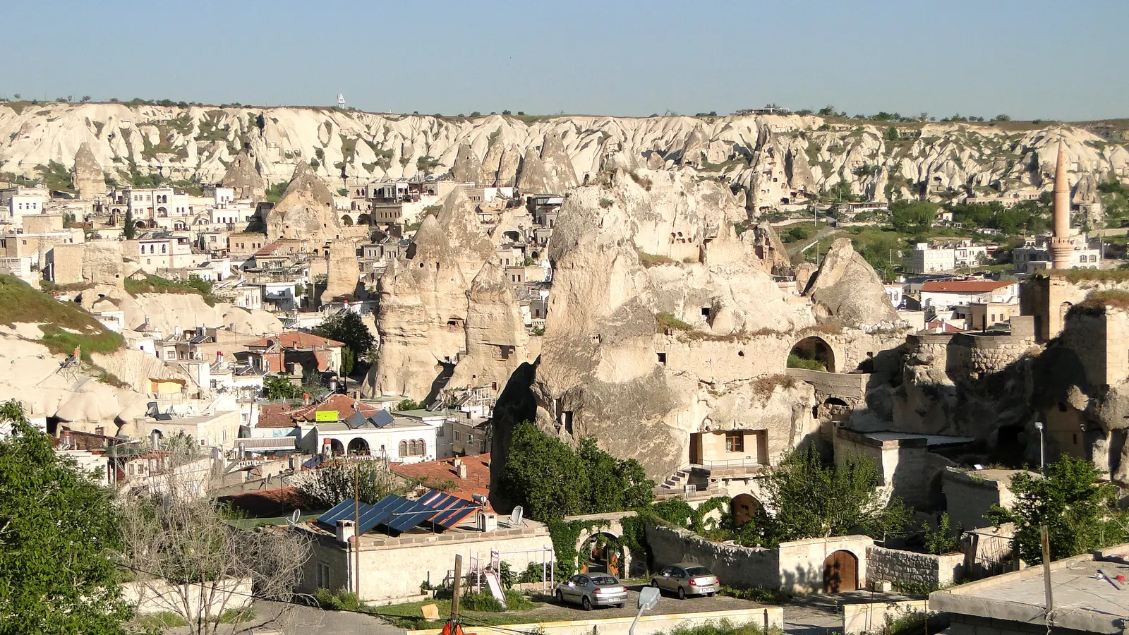 Başka bir Göreme otelinin terasından genel kent ve kaya manzarası; yazıdaki özel teras değildir.